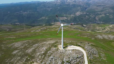 Turbina-Eólica-Girando-En-La-Cima-De-Una-Montaña-Con-Vistas-A-Gerês,-Energía-Eólica-Renovable-Portugal