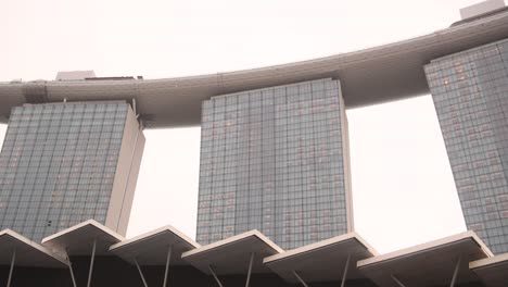Blick-Nach-Oben-Auf-Das-Futuristische,-Ikonische-Marina-Bay-Sands-Hotel-In-Singapur