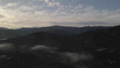 Sonnenaufgang-Zwischen-Den-Bergen-Von-Ecuador