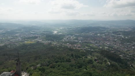 Blick-Auf-Die-Stadt-Guimarães-Vom-Penha-Heiligtum,-Portugal---Luftaufnahme