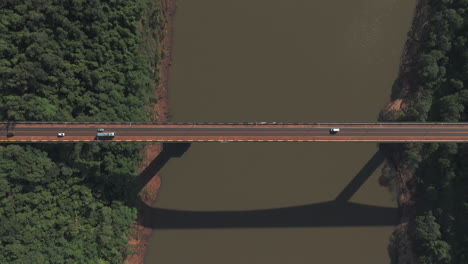 Zenitbild-Der-Belebten-Tancredo-Neves-Brücke-Und-Des-Berühmten-Flusses-Iguazu