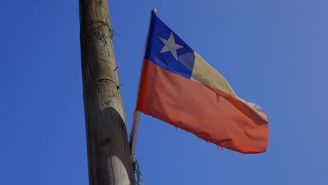Bandera-Chilena-De-Chile-Ondeando-En-Un-Cielo-Azul
