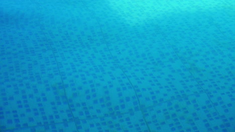 Blick-Auf-Blaues-Wasser-In-Einem-Pool-Mit-Gefliestem-Boden