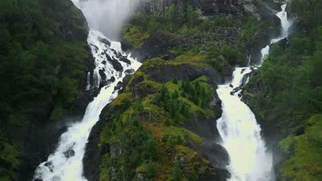 Drohne-Fliegt-In-Der-Nähe-Eines-Wasserfalls-In-Norwegen
