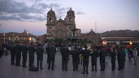 La-Plaza-De-Armas-De-Cuzco-Cobra-Vida:-Música,-Historia-Y-Escenas-Vibrantes.
