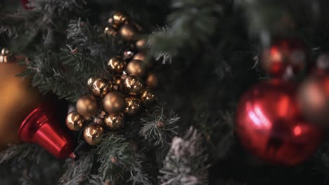 Festlicher-Weihnachtsschmuck,-Der-Den-Baum-Schmückt