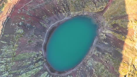 Kerid-Krater,-Island,-Seeblick,-4K-Drohne