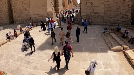 Touristen-Bewegen-Sich-Am-Eingang-Des-Karnak-Tempels-Ein-Und-Aus