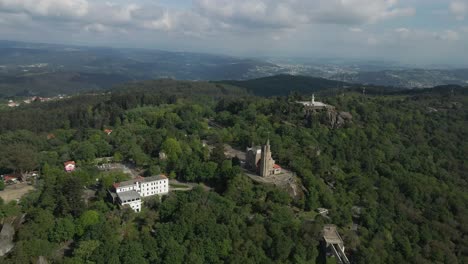 Penha-Heiligtum-Inmitten-Grüner-Landschaft,-Guimarães,-Portugal.-Antenne