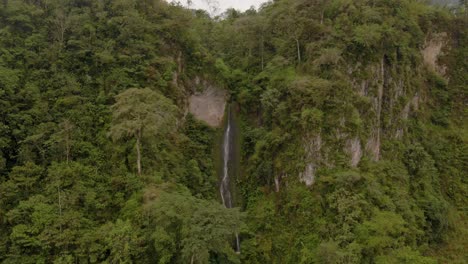Drohne-Im-Natürlichen-Wasserfall:-Ecuadorianische-Visuelle-Reise