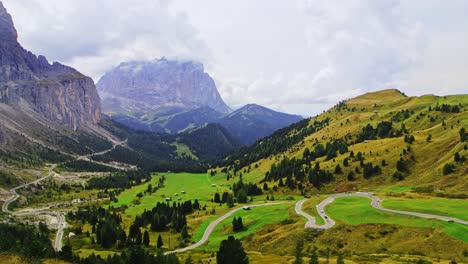 Timelapse-De-La-Gran-Carretera-De-Dolomita-Con-El-Pico-Sasso-Lungo-Al-Fondo