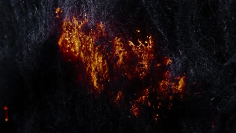 Kunstvolle-Feuerspuren:-Ein-Paar-Hitzespuren-Steigen-Vom-Boden-Auf-Und-Verbinden-Sich-Dann-Zu-Größeren-Wolken-Glühender-Hitze,-Die-Von-Zeit-Zu-Zeit-Pulsieren-Und-Die-Gesamte-Szene-In-Ein-Flammendes-Inferno-Verwandeln