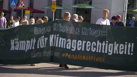 Viernes-Para-El-Futuro-FFF-Protesta-De-Jóvenes-Y-Ancianos-Activistas-Que-Marchan-Contra-El-Cambio-Climático-Y-Por-La-Energía-Verde-Y-La-Sostenibilidad-En-Stuttgart,-Alemania