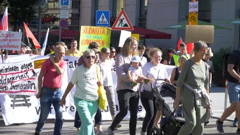 Fridays-For-Future-FFF-Protest-Junger-Und-älterer-Aktivisten,-Die-Gegen-Den-Klimawandel-Und-Für-Grüne-Energie-Und-Nachhaltigkeit-In-Stuttgart,-Deutschland,-Marschieren