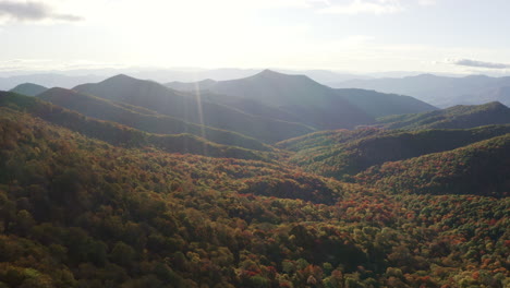 Smokey-Mountain-Park-Bei-Sonnenuntergang,-Goldene-Stunde-Im-Herbst,-Drohnenansicht