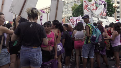Feministische-Demonstrantinnen-Halten-Schilder-Hoch,-Um-Während-Der-Feierlichkeiten-Zum-Frauentag-Zu-Protestieren-Und-Ihre-Rechte-Einzufordern