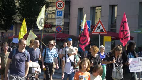 Fridays-For-Future-FFF-Protest-Junger-Und-älterer-Aktivisten,-Die-Gemeinsam-Gegen-Den-Klimawandel-Und-Für-Grüne-Energie-Und-Nachhaltigkeit-In-Stuttgart,-Deutschland,-Marschieren
