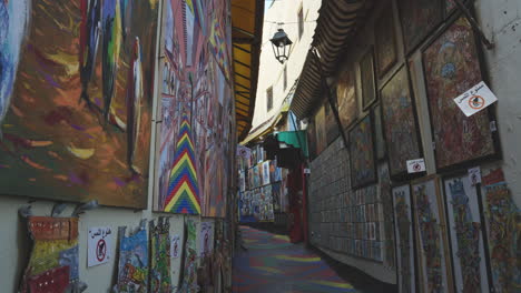 Straßenkunst-In-Der-Innenstadt-Mit-Lebendiger-Malerei