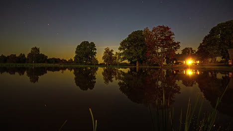 Sonnenuntergang-über-Einem-Spiegelsee-Mit-Einem-Landhaus-Am-Ufer