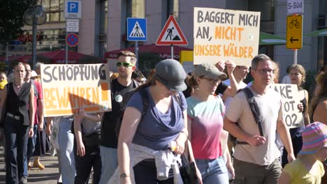 Viernes-Por-El-Futuro-FFF-Protesta-De-Jóvenes,-Ancianos-Y-Familias-Caminando-Y-Marchando-Juntos-Contra-El-Cambio-Climático-Y-Por-La-Energía-Verde-Y-La-Sostenibilidad-En-Stuttgart,-Alemania