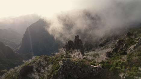 Drones-Volando-En-Las-Montañas-De-Madeira-Entre-Rocas-Escarpadas-Y-Escarpadas-Y-Crestas-Brumosas-Durante-El-Amanecer