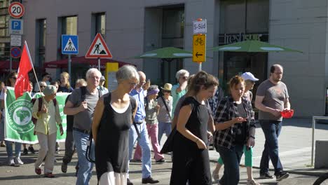 Fridays-For-Future-FFF-Protest-Mit-Jungen-Und-älteren-Aktivisten,-Die-Gemeinsam-Für-Grüne-Energie-Und-Nachhaltigkeit-Sowie-Gegen-Den-Klimawandel-In-Stuttgart,-Deutschland,-Marschieren-Und-Protestieren