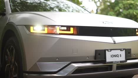 Scheinwerfer,-Hyundai-Ioniq-5-Auto-Electrico-Moderno,-EV-Auto,-ökologisch,-Fahren