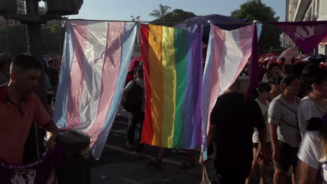 LGBTQ-Regenbogen--Und-Trans-Unterstützungsflaggen,-Die-Während-Einer-öffentlichen-Veranstaltung-Am-Straßenstand-Als-Waren-Zum-Verkauf-Ausgestellt-Werden