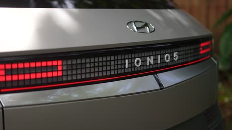 Hyundai-Ioniq-5,-Auto-Electrico-Moderno,-Energía-Sostenible,-Energía-Verde,-Ecología