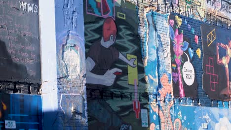 Langsame-Pfanne-Mit-Graffiti-Kunst-Auf-Einer-Alten-Rustikalen-Backsteinmauer-In-Der-Freak-Alley-In-Der-Innenstadt-Von-Boise,-Idaho,-USA