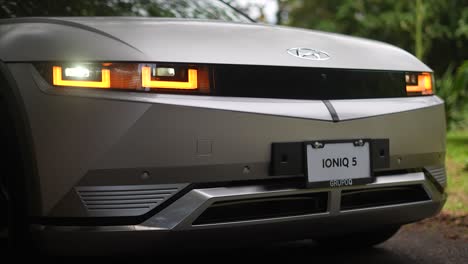 Scheinwerfer,-Hyundai-Ioniq-5-Auto-Electrico-Moderno,-EV-Auto,-ökologisch,-Umweltfreundlich
