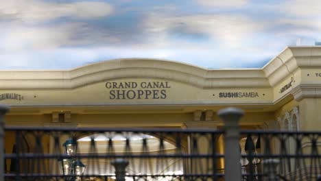 Zona-Comercial-Del-Gran-Canal,-Venetian-Resort,-Las-Vegas,-Con-Techo-Pintado-Como-El-Cielo