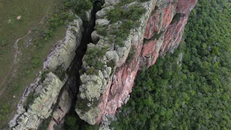 Überführung-Einer-Hohen-Kalksteinsteilklippe-Im-Zerklüfteten-Zentrum-Boliviens
