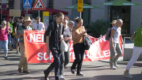 Viernes-Para-El-Futuro-FFF-Protesta-De-Activistas-Jóvenes-Y-Mayores-En-Camino-A-Marchar-Contra-El-Cambio-Climático-Y-Por-La-Energía-Verde-Y-La-Sostenibilidad-En-Stuttgart,-Alemania