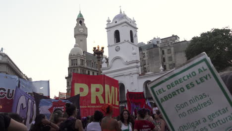 Manifestantes-Feministas-Defienden-Sus-Derechos-En-Una-Marcha-Pacífica-En-La-Plaza-De-Mayo