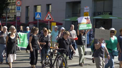 „Fridays-For-Future“-Protest-Mit-Jungen-Und-älteren-Menschen,-Die-Gemeinsam-Auf-Der-Straße-Gegen-Den-Klimawandel-Und-Für-Grüne-Energie-Und-Nachhaltigkeit-In-Stuttgart,-Deutschland,-Marschieren