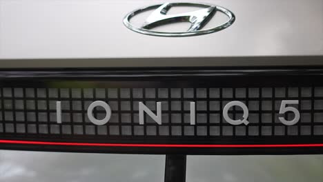 Logo-Des-Hinteren-Autos,-Hyundai-Ioniq-5,-Auto-Electrico-Moderno,-Nachhaltige-Energie,-Grüne-Energie