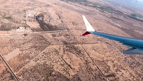 Aufnahme-Der-Sonora-Wüste-Durch-Ein-Flugzeugfenster-In-Der-Nähe-Von-Hermosillo