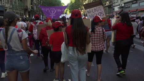 In-Rot-Gekleidete-Frauen-Nehmen-An-Friedlichem-Protest-Teil,-Um-Bei-Der-Kundgebung-Ihre-Rechte-Einzufordern