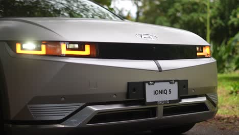 front-of-car,-hyundai-ioniq-5,-auto-electrico-moderno,-sustainable-energy,-green-energy