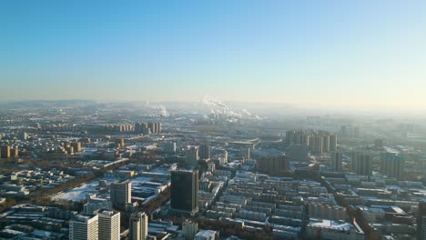 Luftperspektive-An-Einem-Wintertag-Während-Des-Bezaubernden-Sonnenuntergangs-In-Der-Stadt-Zibo,-Provinz-Shandong,-China,-Enthüllt-Eine-Faszinierende-Szene-Mit-Der-Silhouette-Von-Kraftwerken-Im-Hintergrund