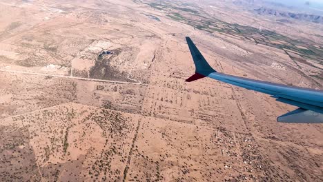 Aufnahme-Der-Sonora-Wüste-Durch-Das-Flugzeugfenster