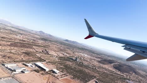 Vista-Del-Asiento-De-La-Ventana-Del-Avión-Despegando-En-El-Desierto-De-Sonora