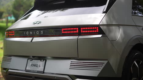 Auto-Rücklicht,-Hyundai-Ioniq-5,-Auto-Electrico-Moderno,-Nachhaltige-Energie,-Grüne-Energie,-EV-Auto