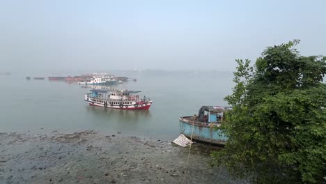 Profile-view-of-a-ferry-boat-sailing-on-Ganga-river-during-daytime-in-Kolkata,-India