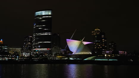 Time-lapse-of-the-Milwaukee-Art-Museum-Closing-it´s-Wings,-night-in-Wisconsin,-USA