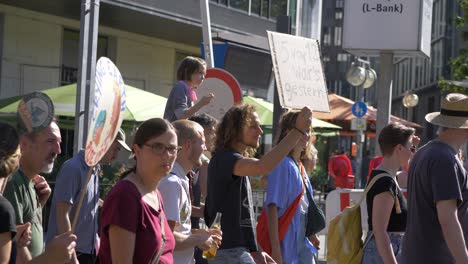 Viernes-Para-El-Futuro-FFF-Protesta-De-Jóvenes,-Ancianos-Y-Familias-Marchando-Y-Sosteniendo-Carteles-Contra-El-Cambio-Climático-Y-Por-La-Energía-Verde-Y-La-Sostenibilidad-En-Stuttgart,-Alemania