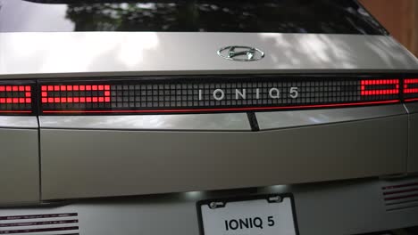Auto-Rücklicht,-Hyundai-Ioniq-5,-Auto-Electrico-Moderno,-Nachhaltige-Energie,-Grüne-Energie