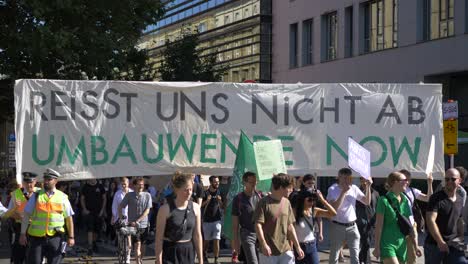 Fridays-For-Future-FFF-Demo-Mit-Jungen-Und-älteren-Aktivisten,-Die-Gemeinsam-Gegen-Den-Klimawandel-Und-Für-Grüne-Energie-Und-Nachhaltigkeit-In-Stuttgart,-Deutschland,-Marschieren