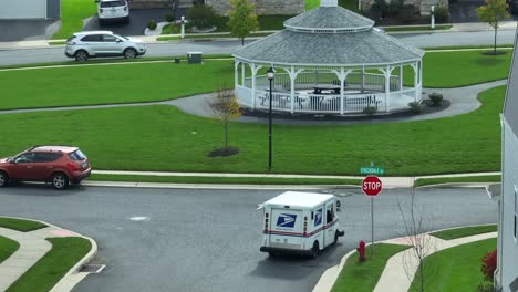 Postwagen-Des-Postdienstes-Der-Vereinigten-Staaten-In-Der-Amerikanischen-Nachbarschaft